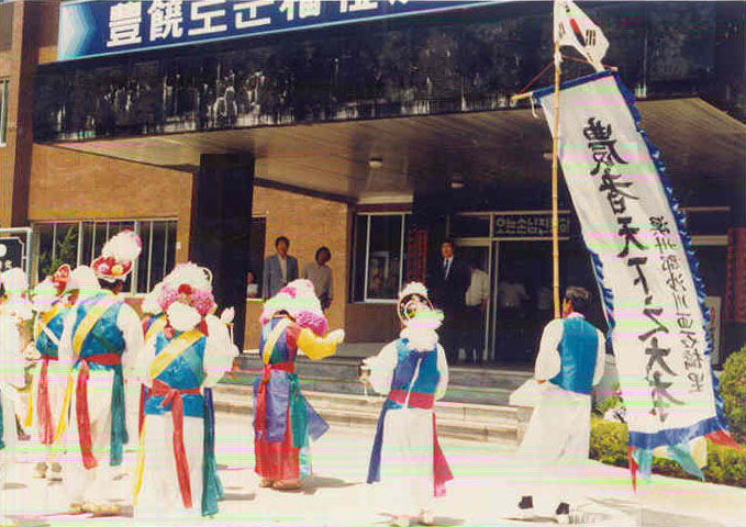 1983_단오제농악경연대회에 참석할 사천면 석교리 노악팀의 시범장면.jpg